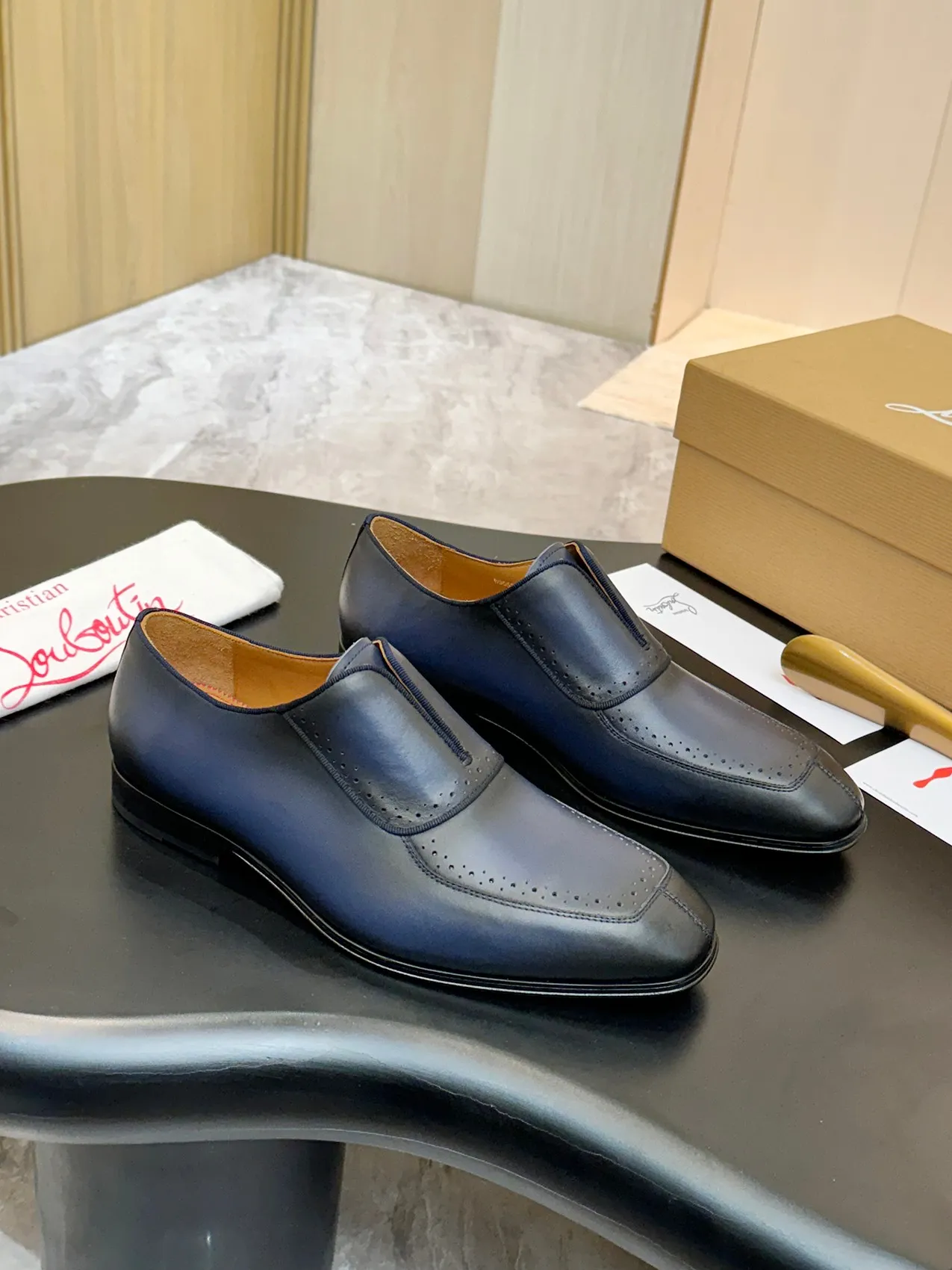Batch 1080 yuan 💰CL～High-end men’s 👔casual loafers with red soles! ••🆑Genuine and top-quality goods from original orders ••✅💯 Purchase goods from top-quality original orders! Original imported patterned cowhide➕Imported cowhide lining➕Cowhide feet➕Original leather outsole~Size: 39-44 (38, 45.46.47 can be customized)